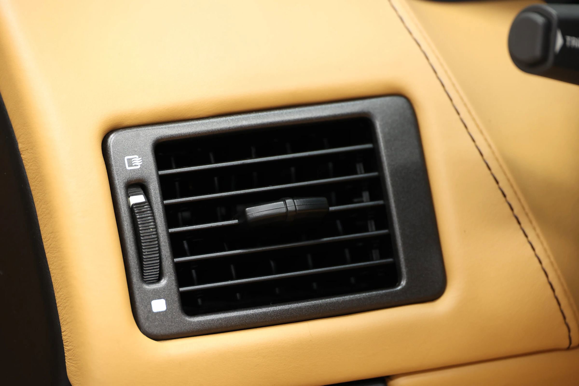 Used 2012 Aston Martin V8 Vantage Roadster image 21