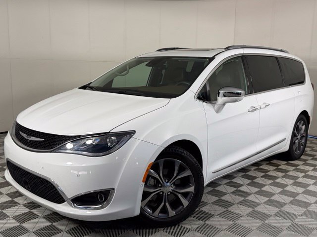 Used 2018 Chrysler Pacifica Limited w/ Tire & Wheel Group FWD image 2