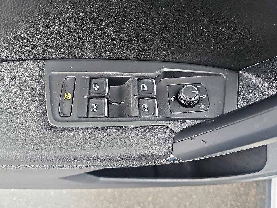 Used 2018 Volkswagen Tiguan SE image 11