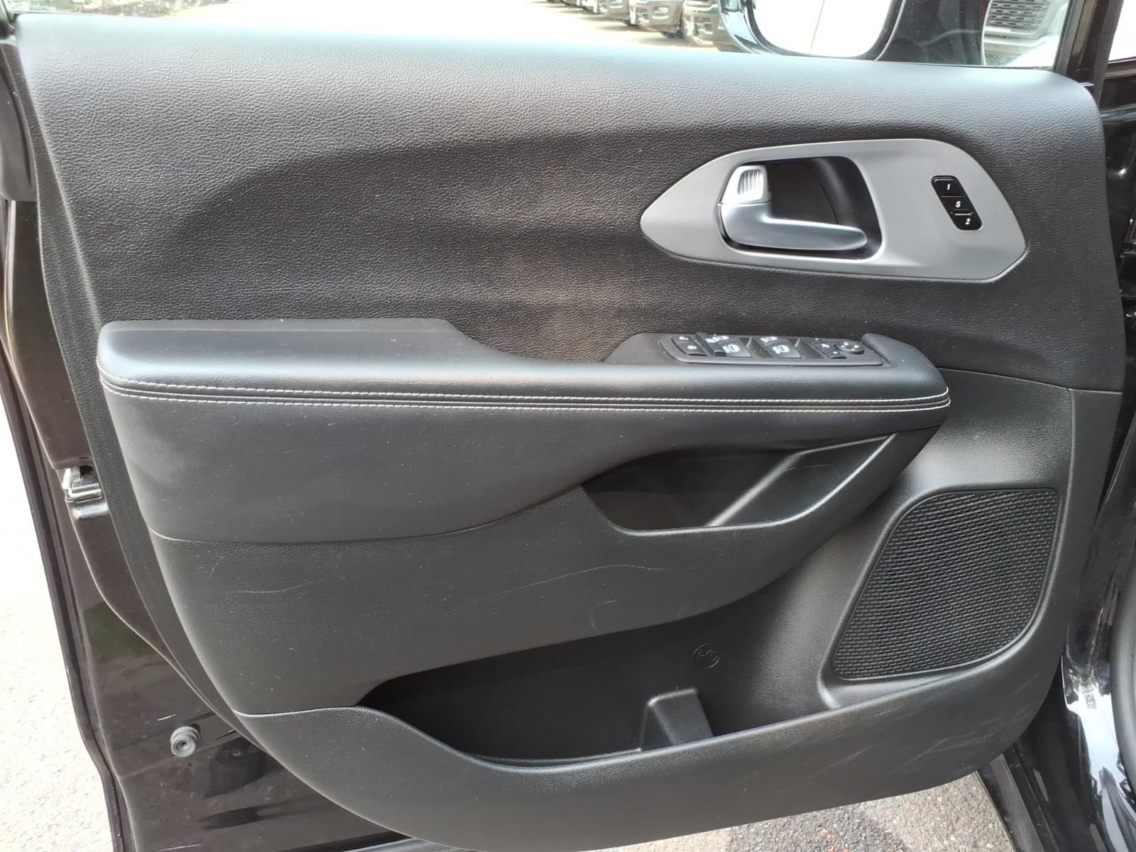 Used 2026 Chrysler Pacifica Limited w/ S Appearance Package FWD image 11
