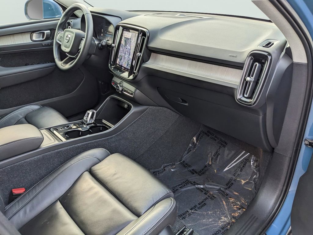 Used 2023 Volvo XC40 B5 Plus AWD/4WD image 12