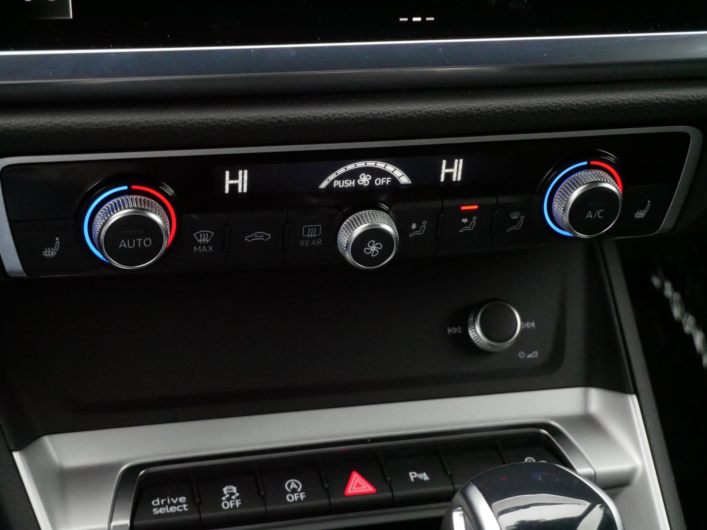 Used 2025 Audi Q3 2.0T Premium image 23