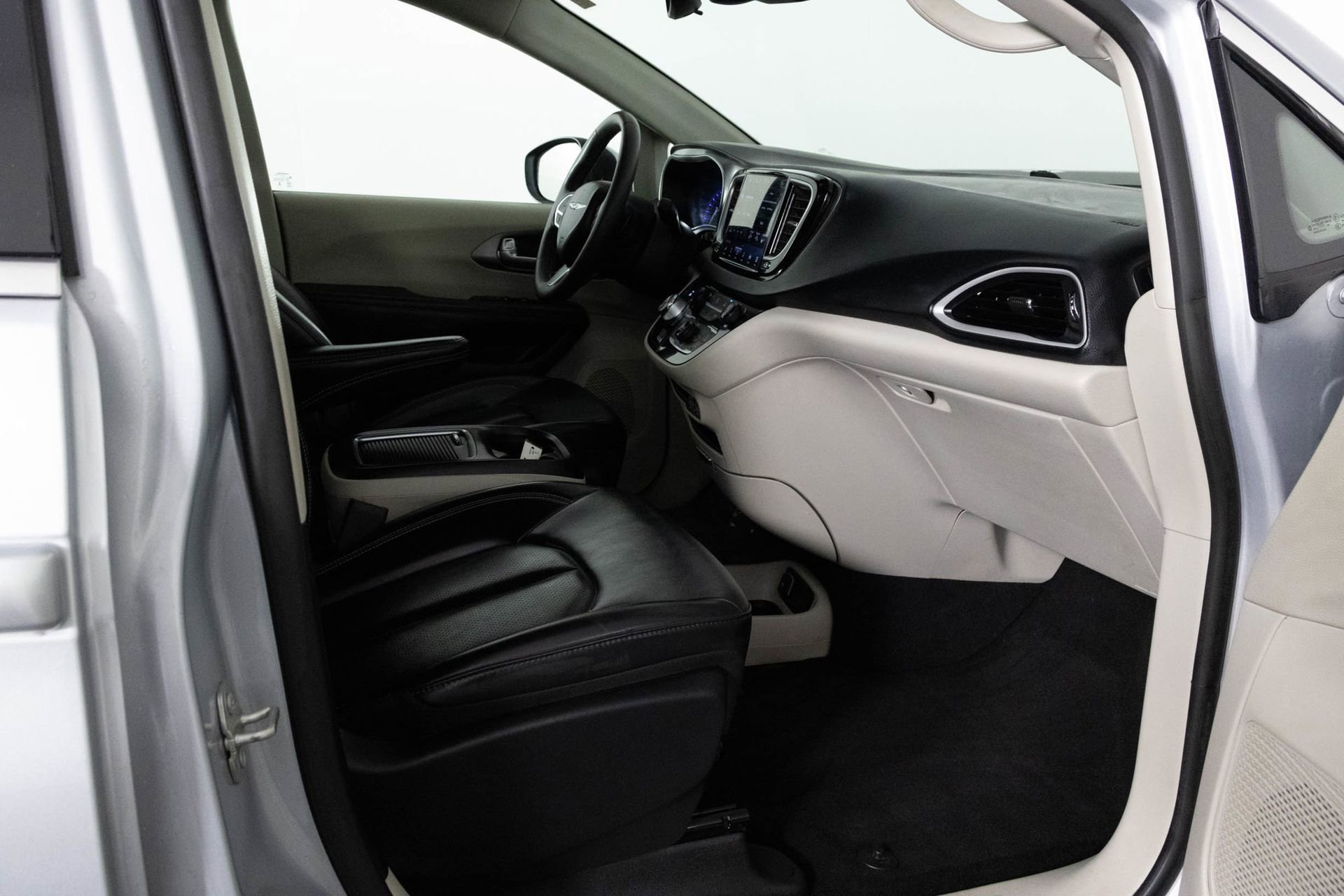 Used 2023 Chrysler Pacifica Touring-L image 37