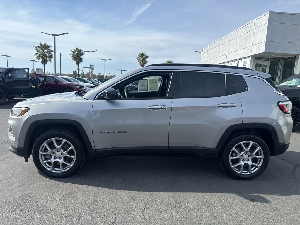 Used 2023 Jeep Compass Latitude AWD/4WD image 4