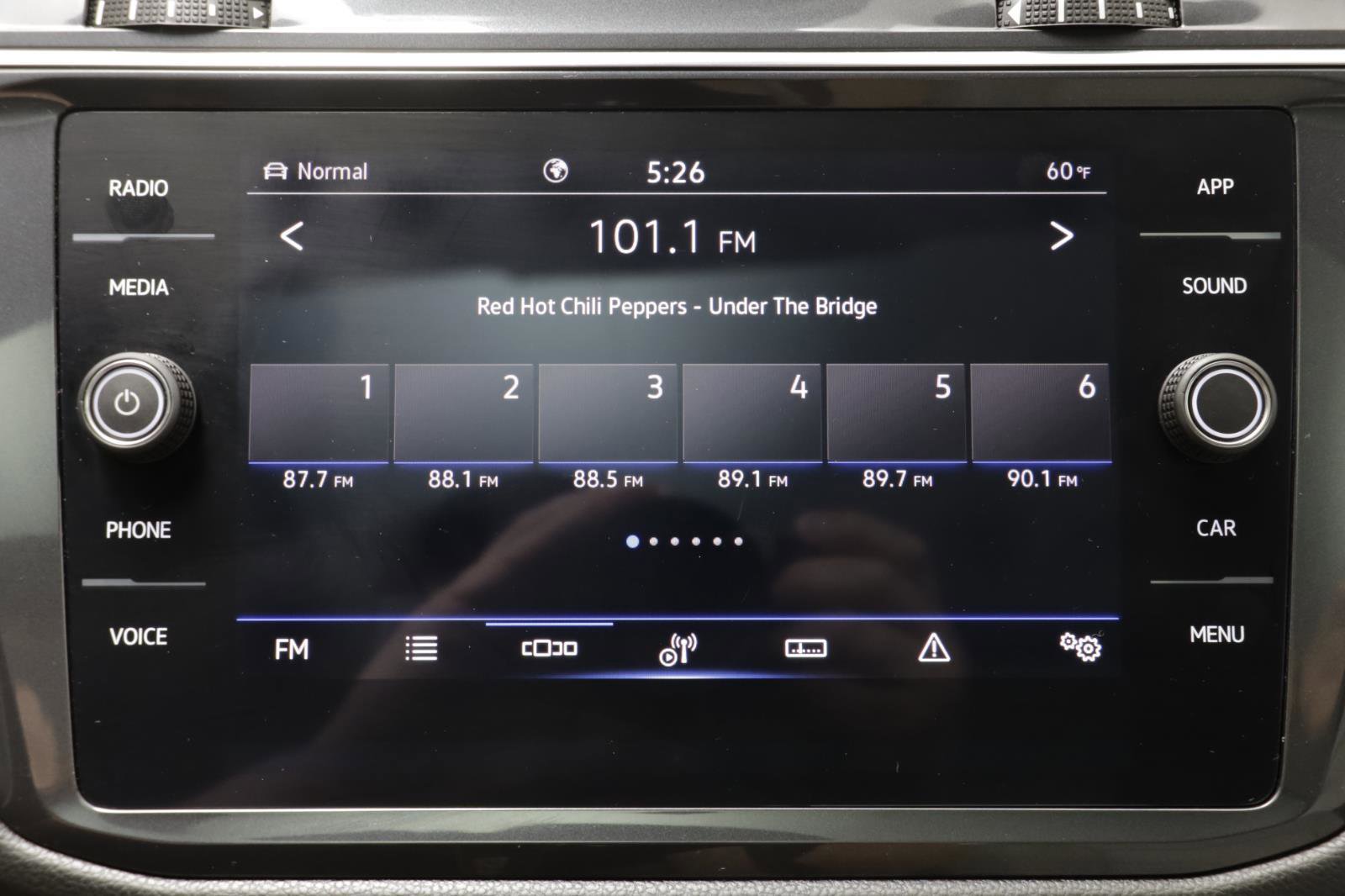 Used 2022 Volkswagen Tiguan SE R-Line image 9