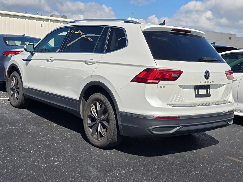 Used 2023 Volkswagen Tiguan SE w/ Panoramic Sunroof Package FWD image 4