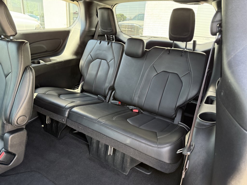 Used 2025 Chrysler Pacifica Select FWD image 16