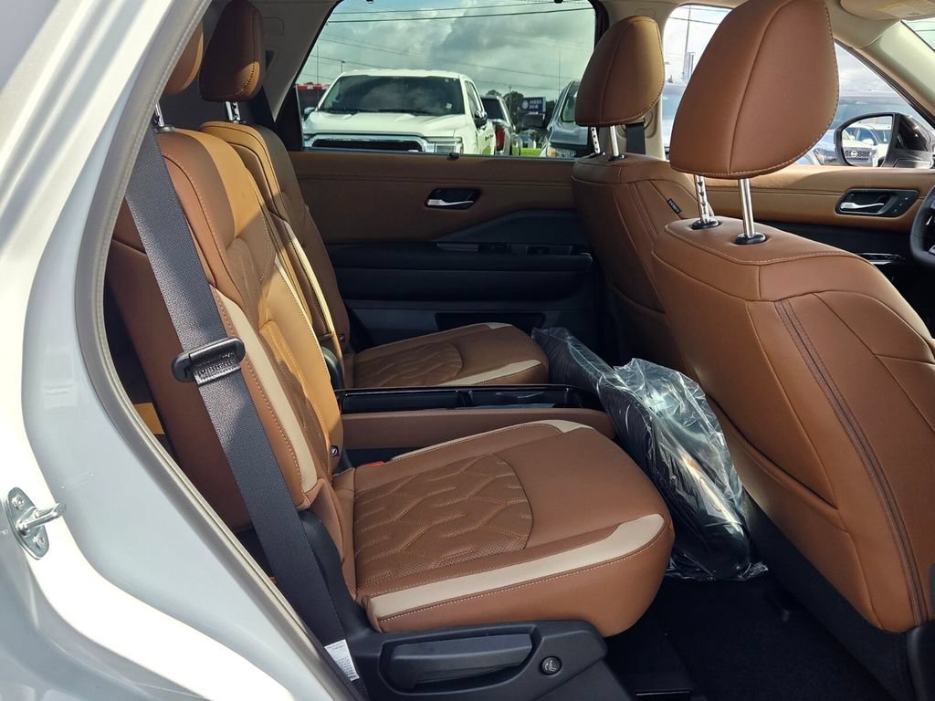 New 2026 Nissan Pathfinder Platinum FWD image 15