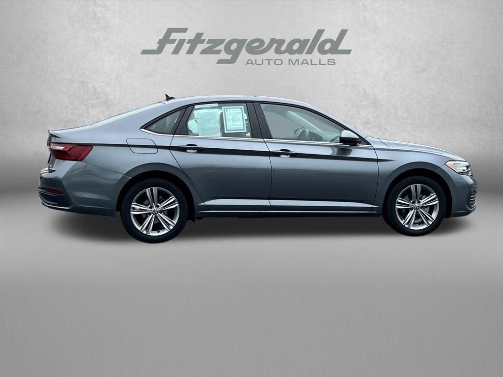 Used 2024 Volkswagen Jetta SE image 3