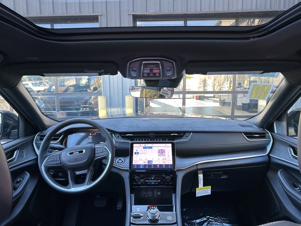 New 2025 Jeep Grand Cherokee Limited w/ Black Appearance Package image 12