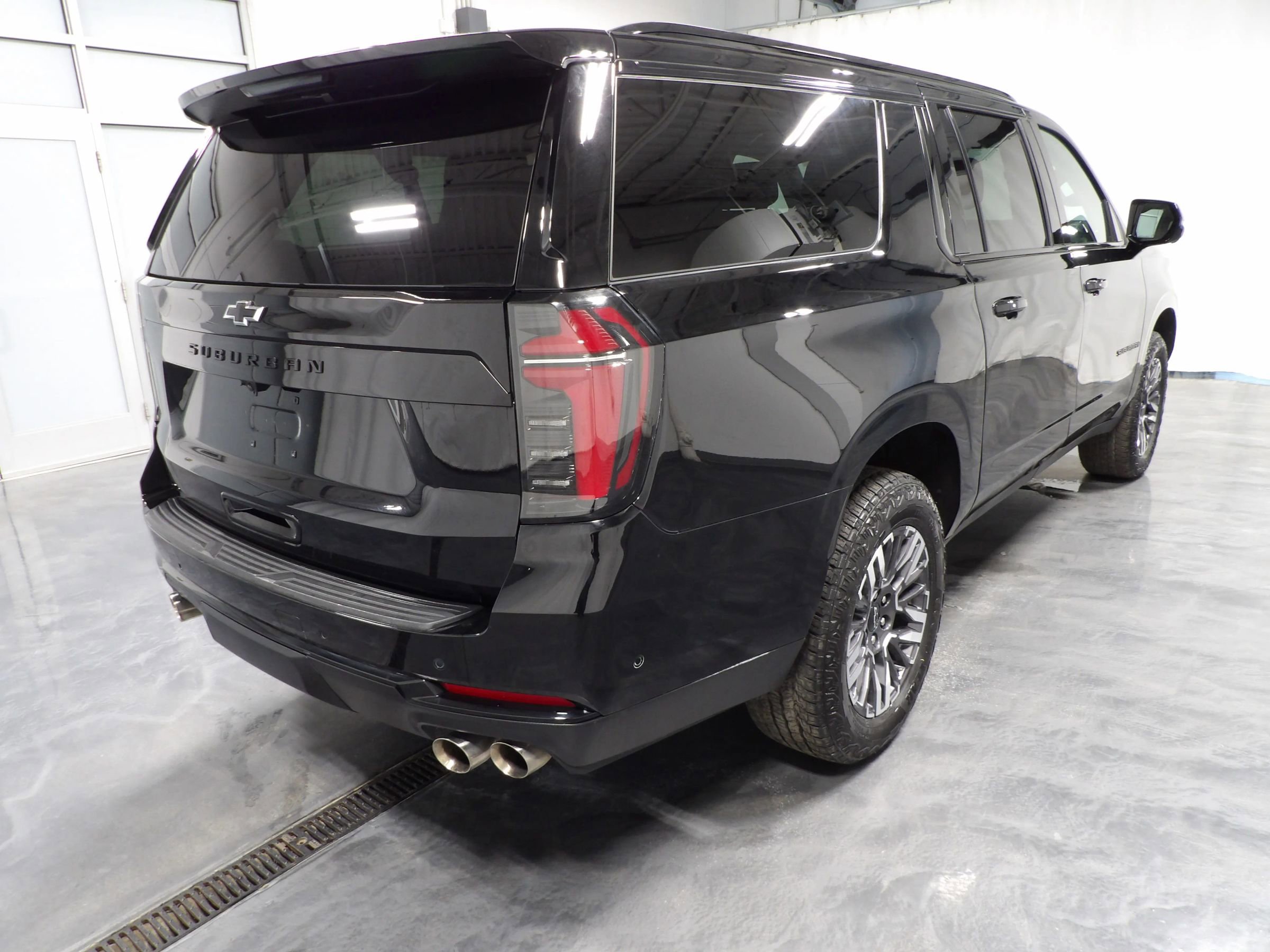 Used 2025 Chevrolet Suburban Z71 image 8