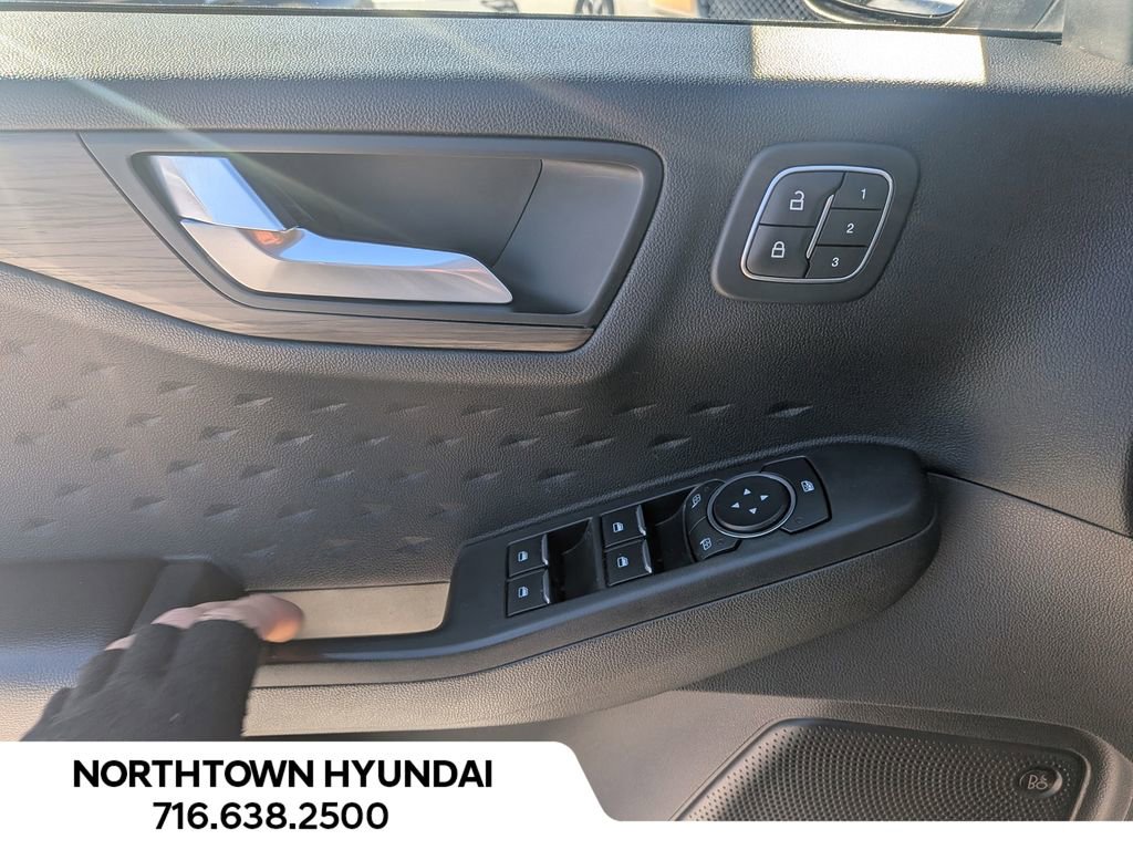 Used 2020 Ford Escape Titanium image 30