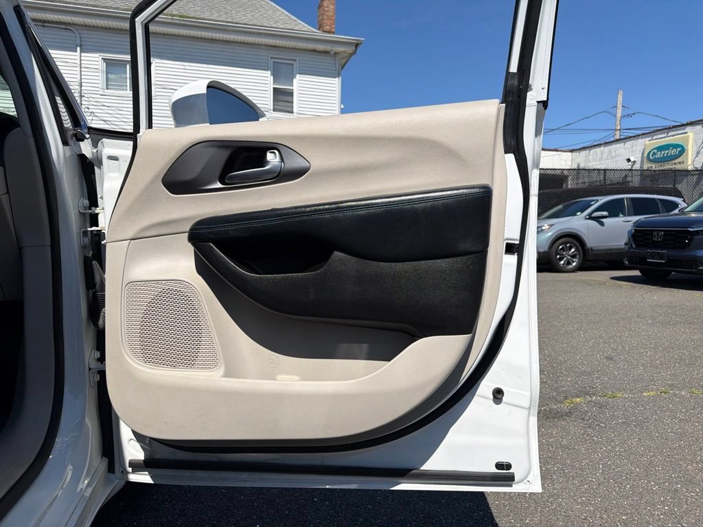 Used 2021 Chrysler Pacifica Touring-L w/ Uconnect Theater Family Group AWD/4WD image 12
