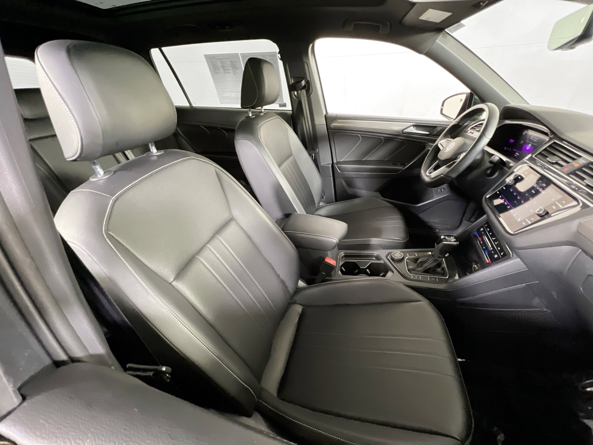 Used 2022 Volkswagen Tiguan SE R-Line image 27