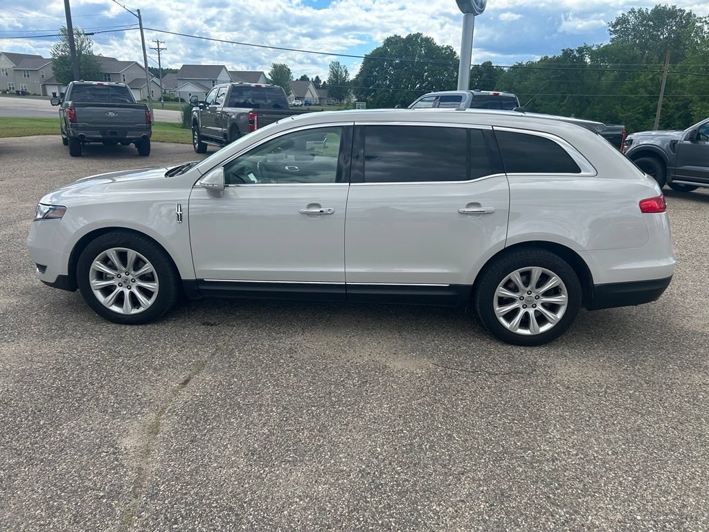 Used 2019 Lincoln MKT AWD image 4