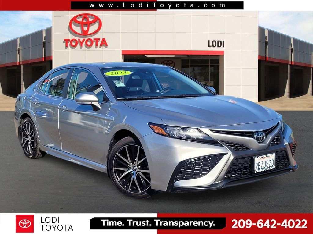 Used 2023 Toyota Camry SE image 1
