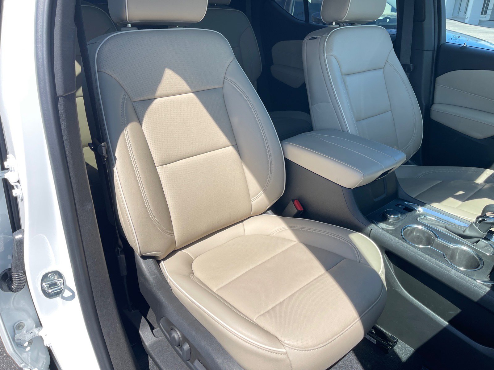 Used 2023 Chevrolet Traverse Premier FWD image 18