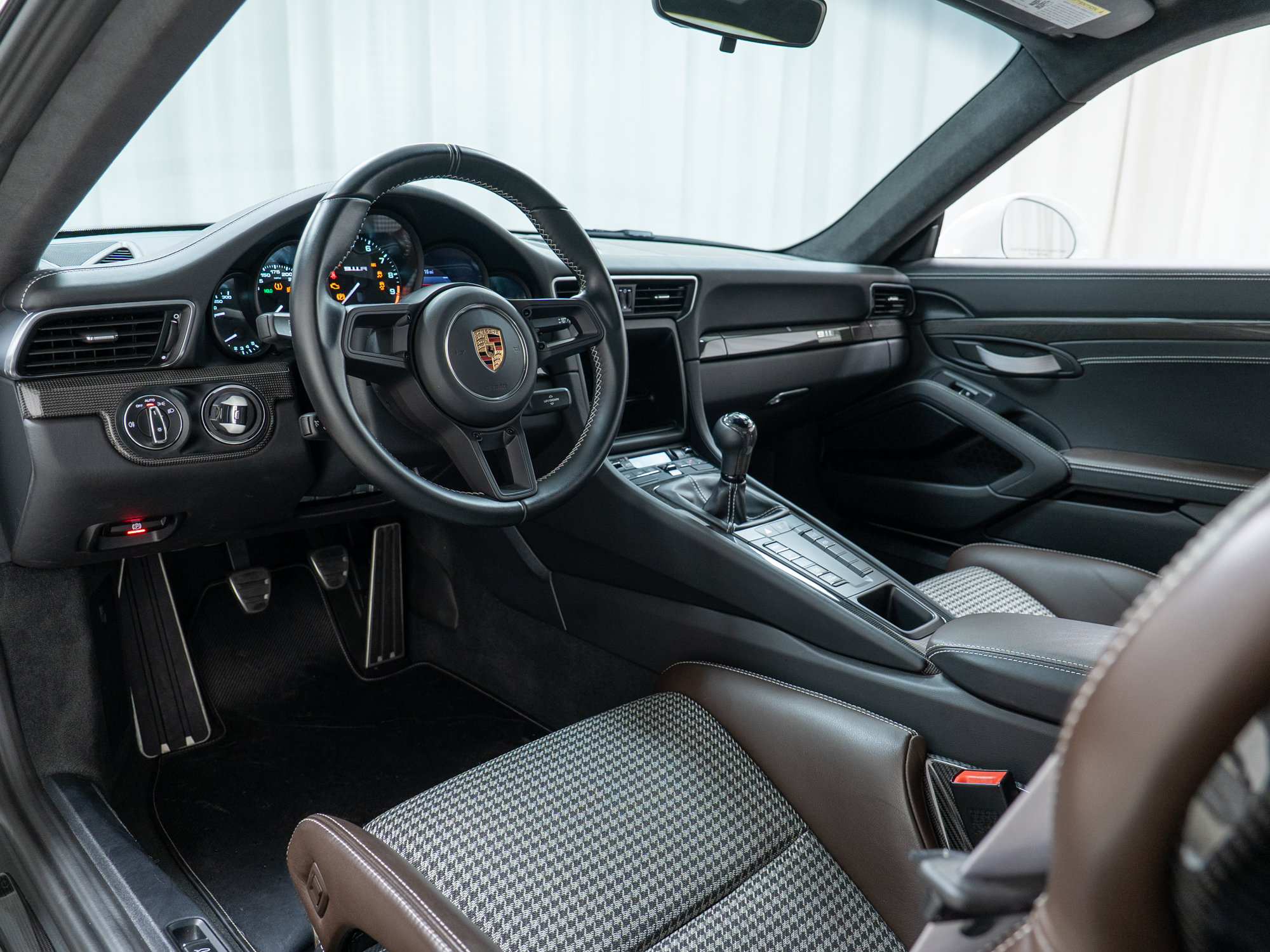 Certified 2016 Porsche 911 R RWD image 4