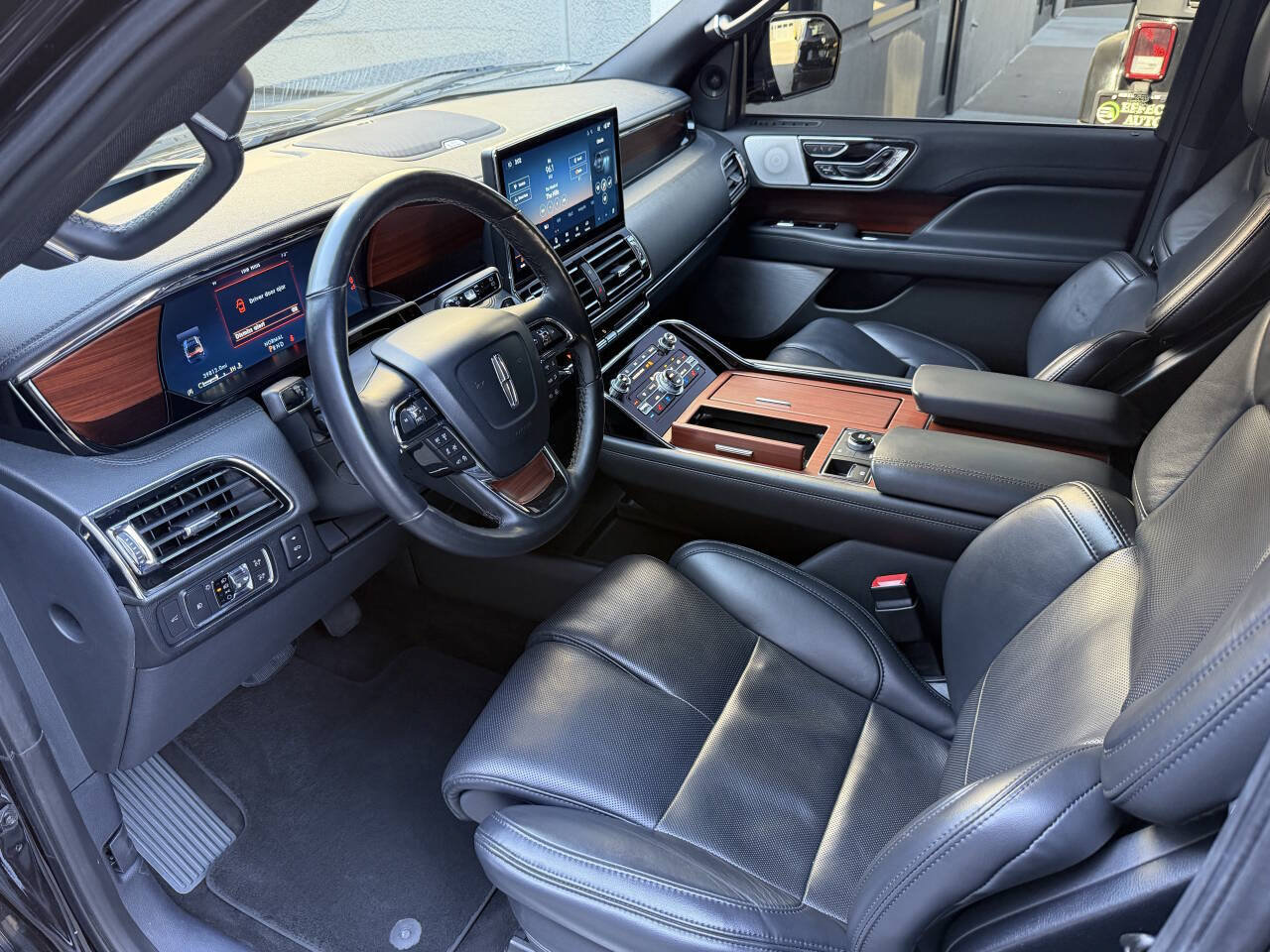 Used 2022 Lincoln Navigator Reserve AWD/4WD image 15