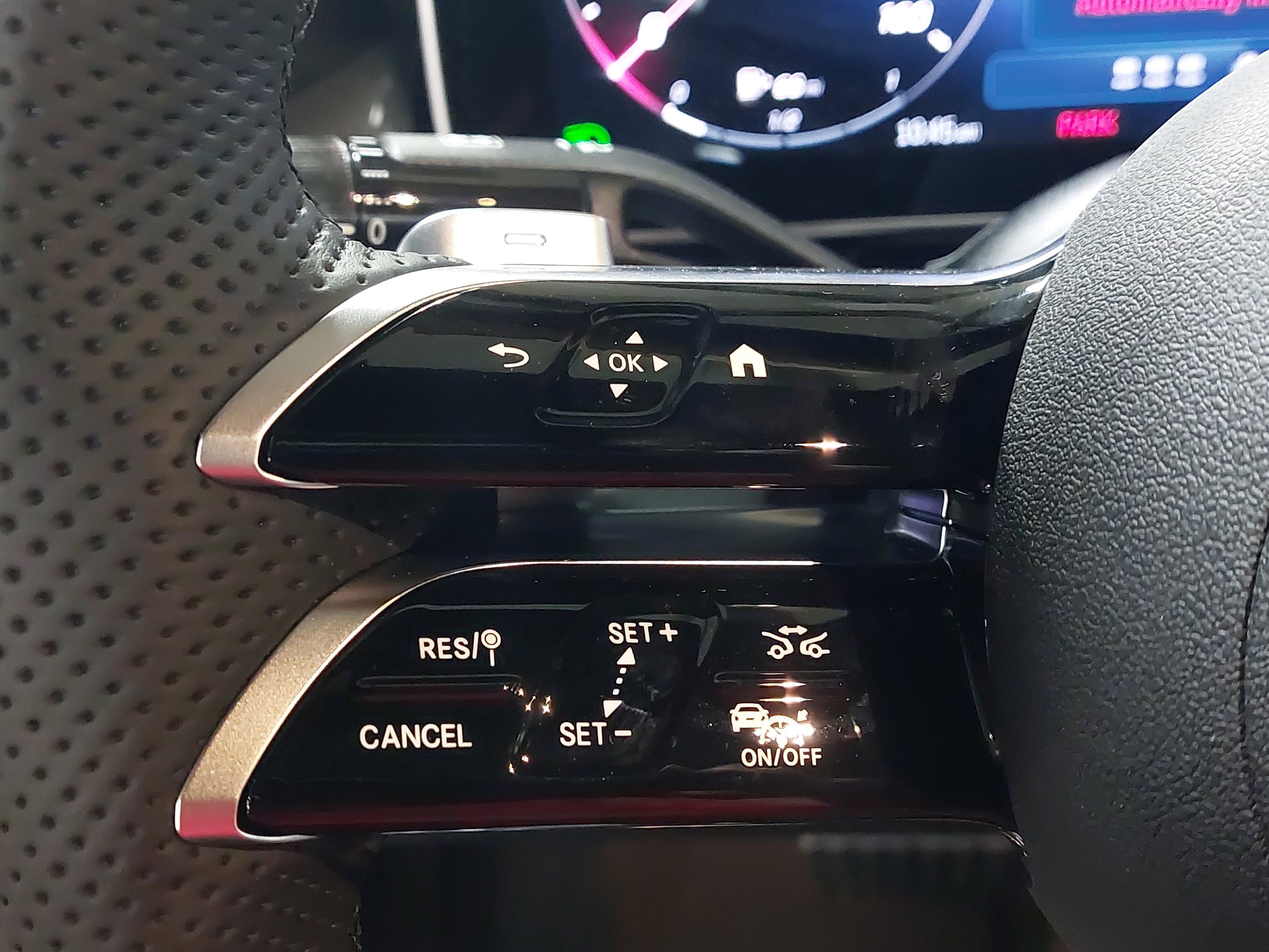 Used 2025 Mercedes-Benz GLC 300 4MATIC image 18