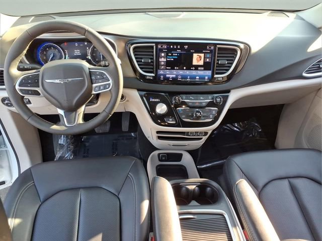 Used 2024 Chrysler Pacifica Touring-L image 23