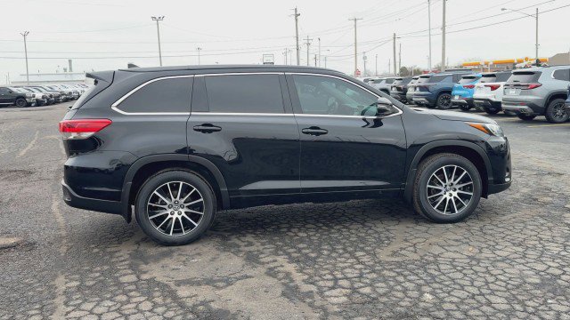 Used 2017 Toyota Highlander SE image 3