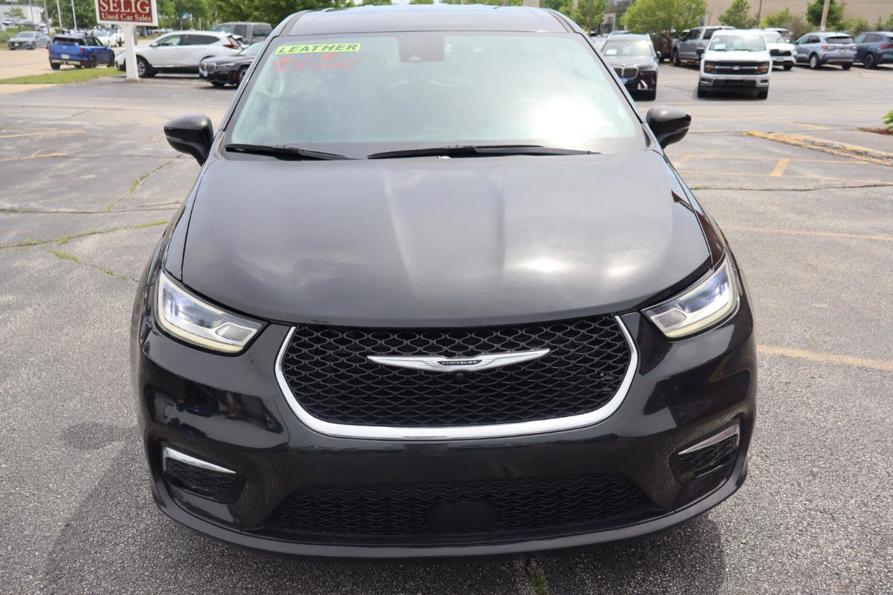 Used 2023 Chrysler Pacifica Touring-L FWD image 8