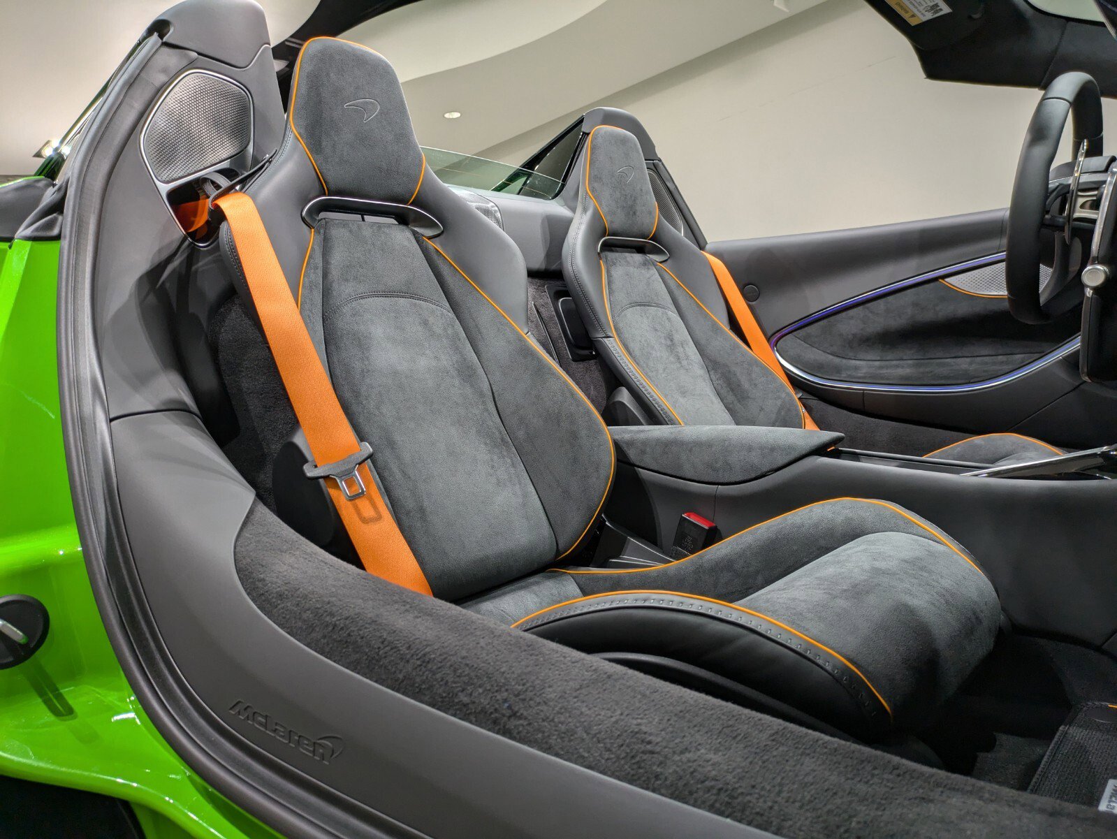 Used 2025 McLaren Artura Spider image 19