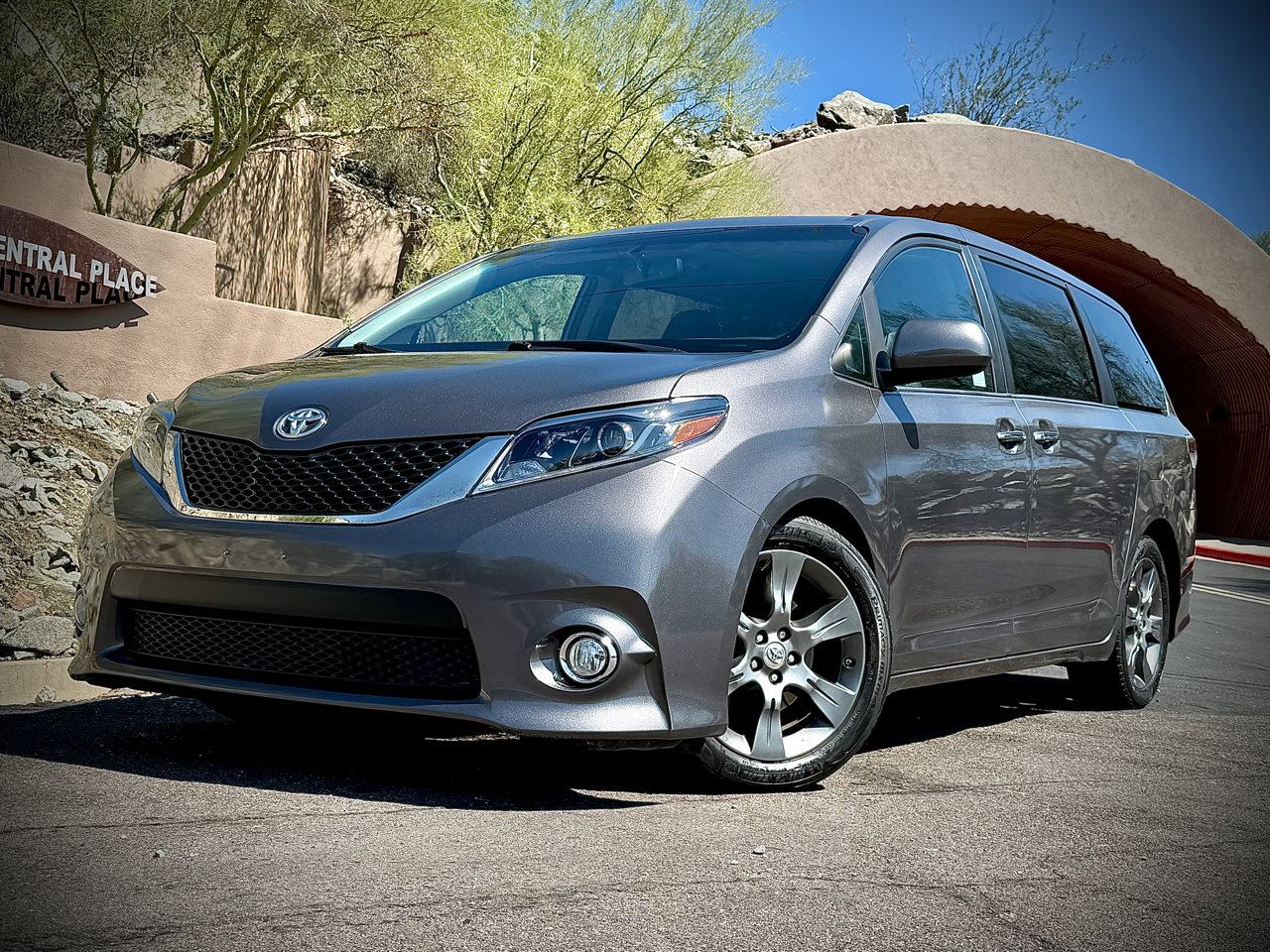 Used 2015 Toyota Sienna SE image 2