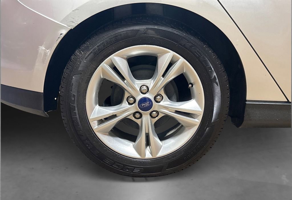 Used 2014 Ford Focus SE w/ SE Winter Package FWD image 18