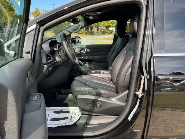 New 2027 Chrysler Pacifica Select FWD image 13