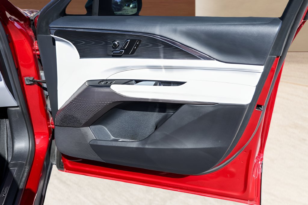 Certified 2024 Cadillac Lyriq Luxury RWD image 25