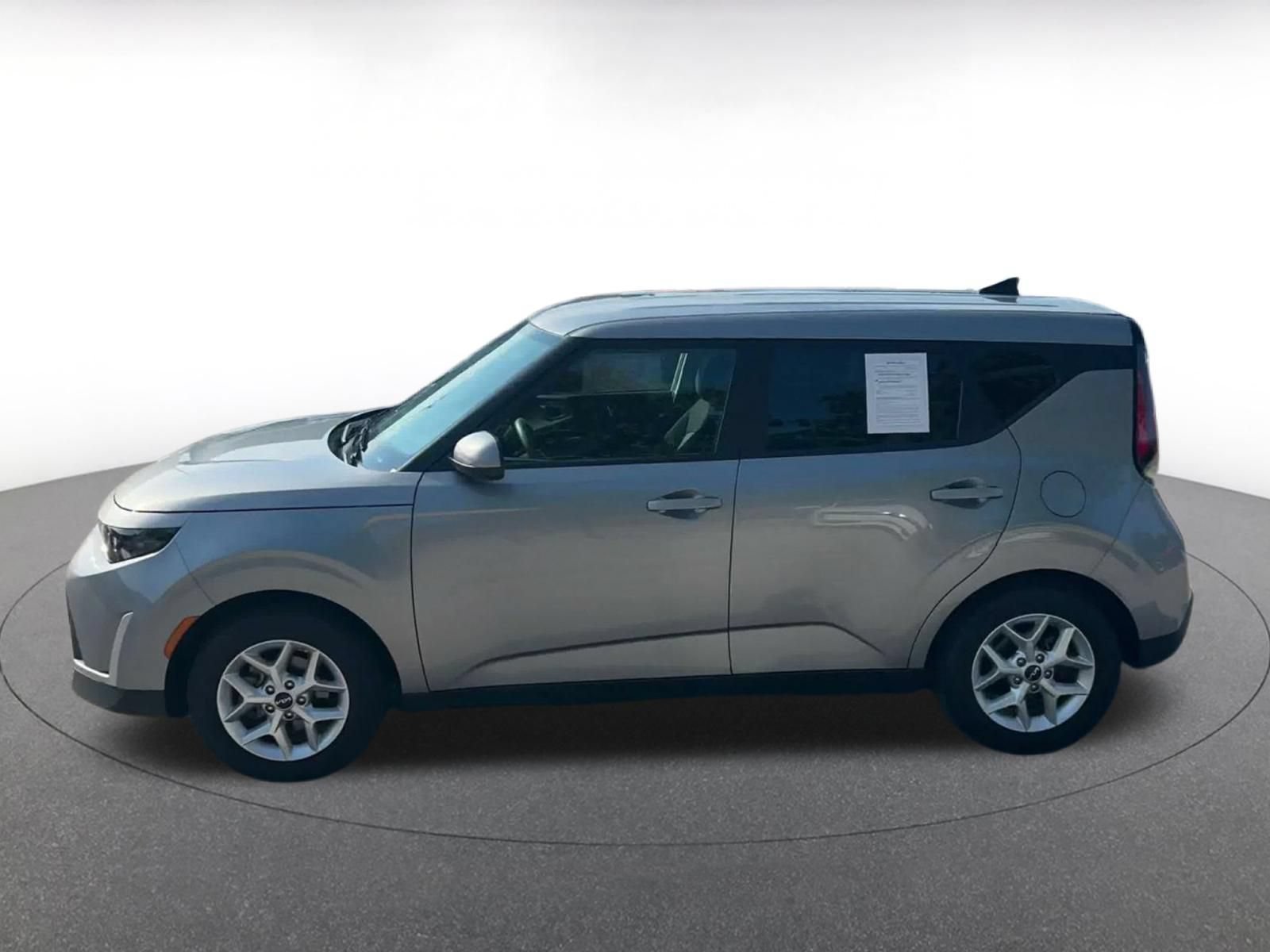 Used 2025 Kia Soul LX w/ LX Technology Package FWD image 8
