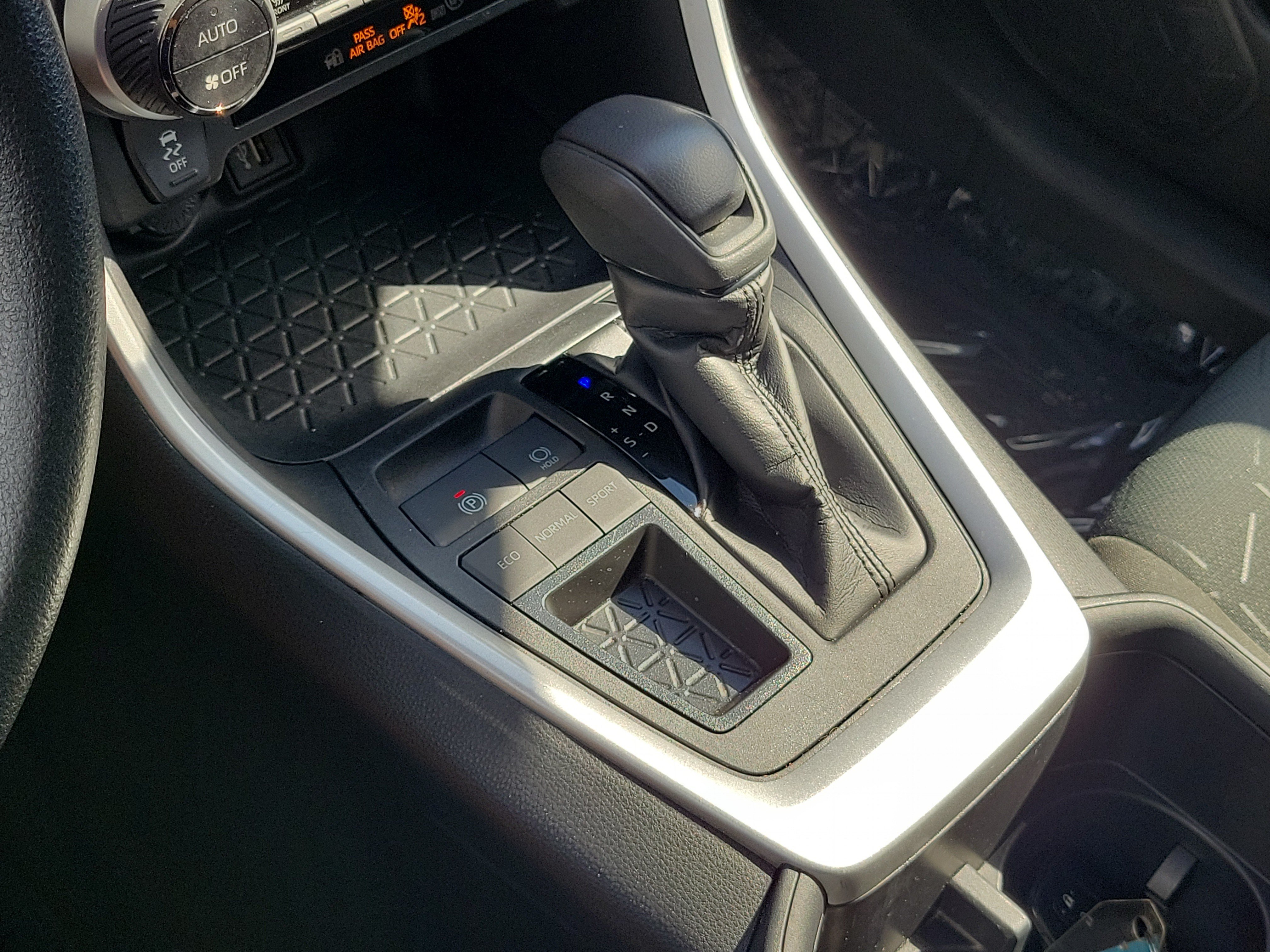 Used 2024 Toyota RAV4 XLE FWD image 31