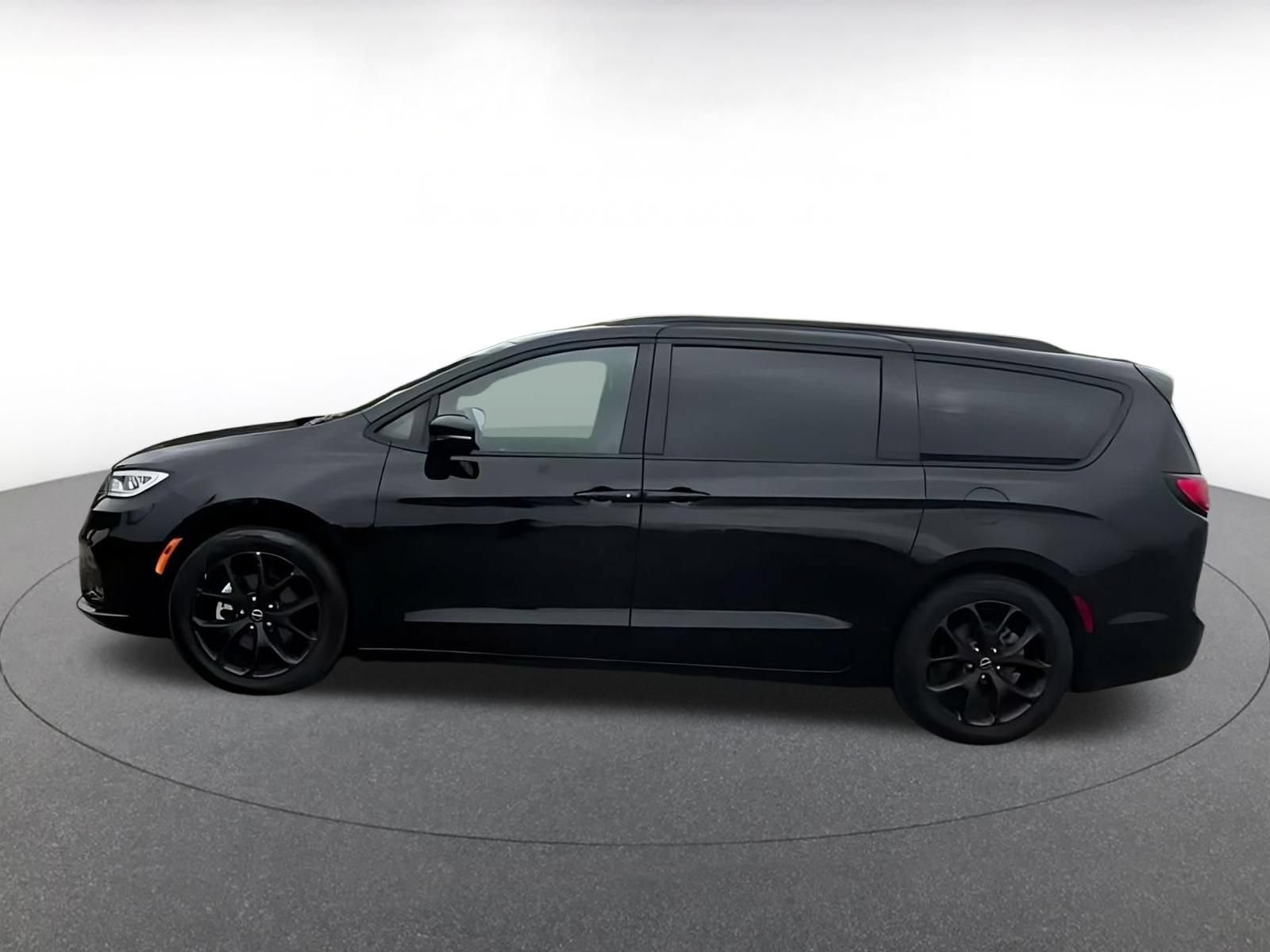 Used 2025 Chrysler Pacifica Limited FWD image 9