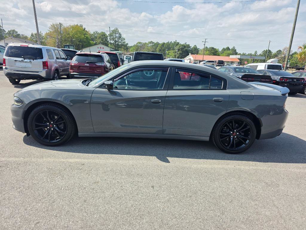 Used 2018 Dodge Charger SXT w/ Blacktop Package RWD image 2