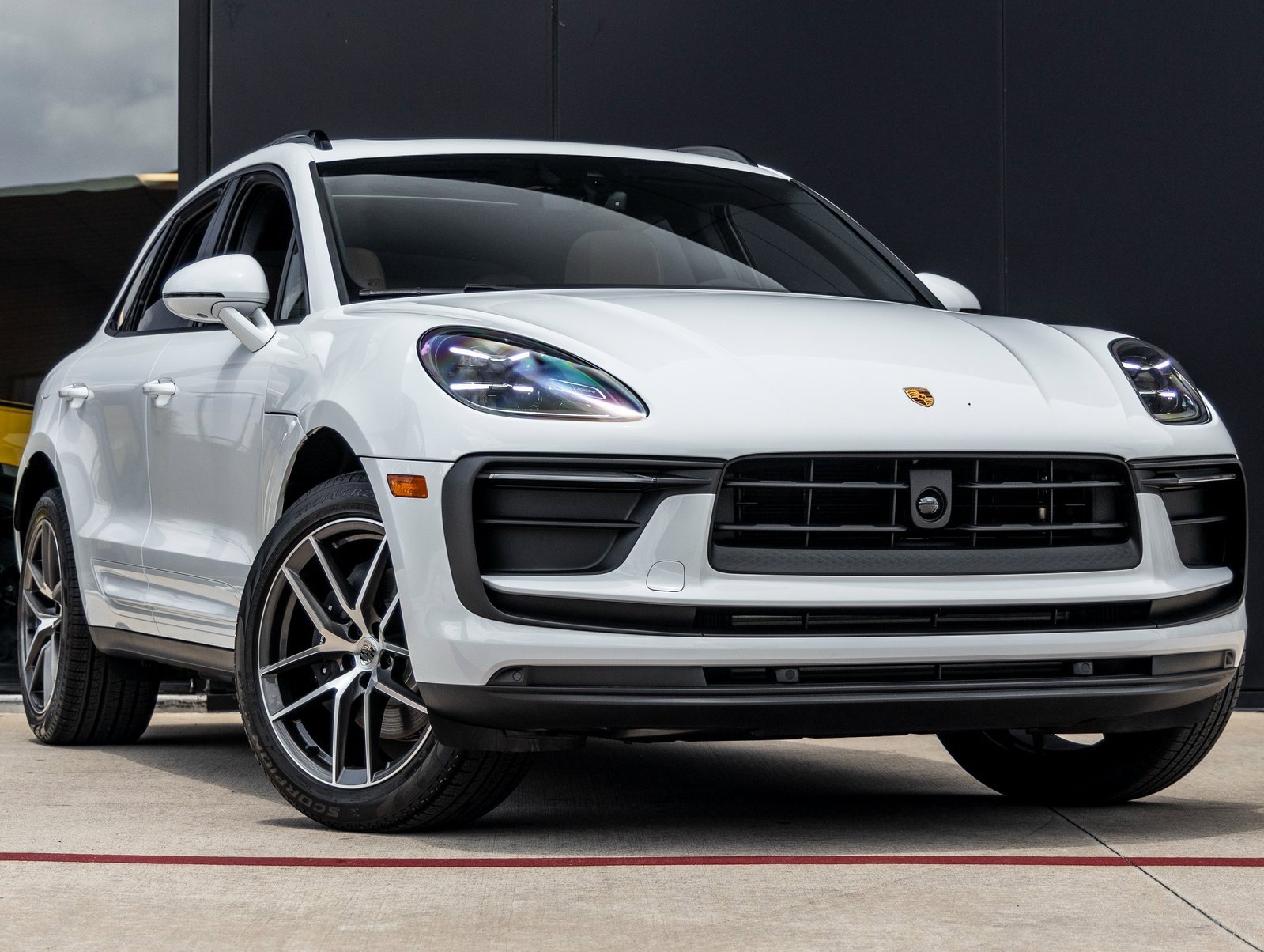 Used 2025 Porsche Macan image 9