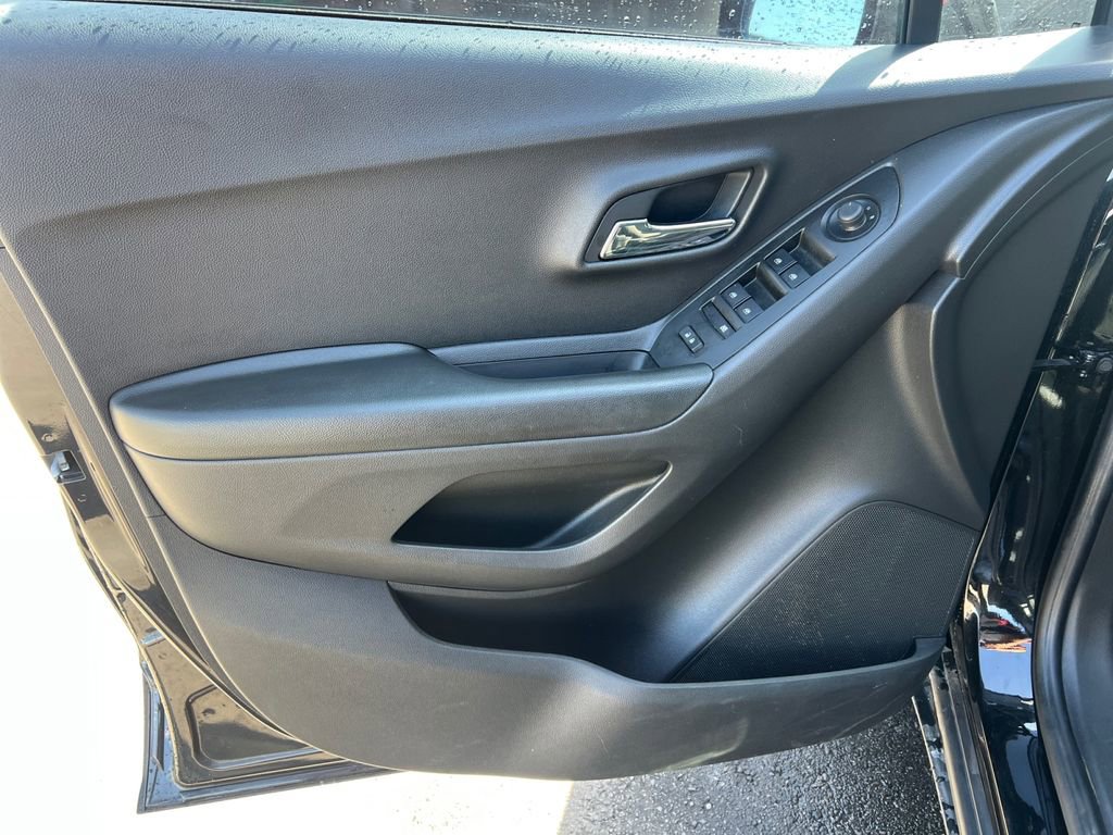 Used 2021 Chevrolet Trax LS FWD image 19