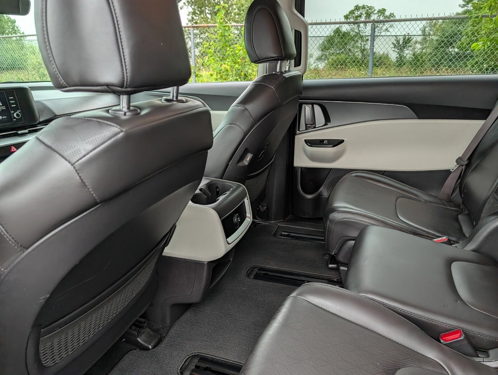 Used 2023 Kia Carnival LX FWD image 19