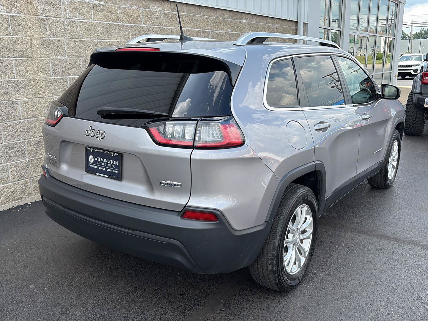 Used 2019 Jeep Cherokee Latitude w/ Cold Weather Group AWD/4WD image 3