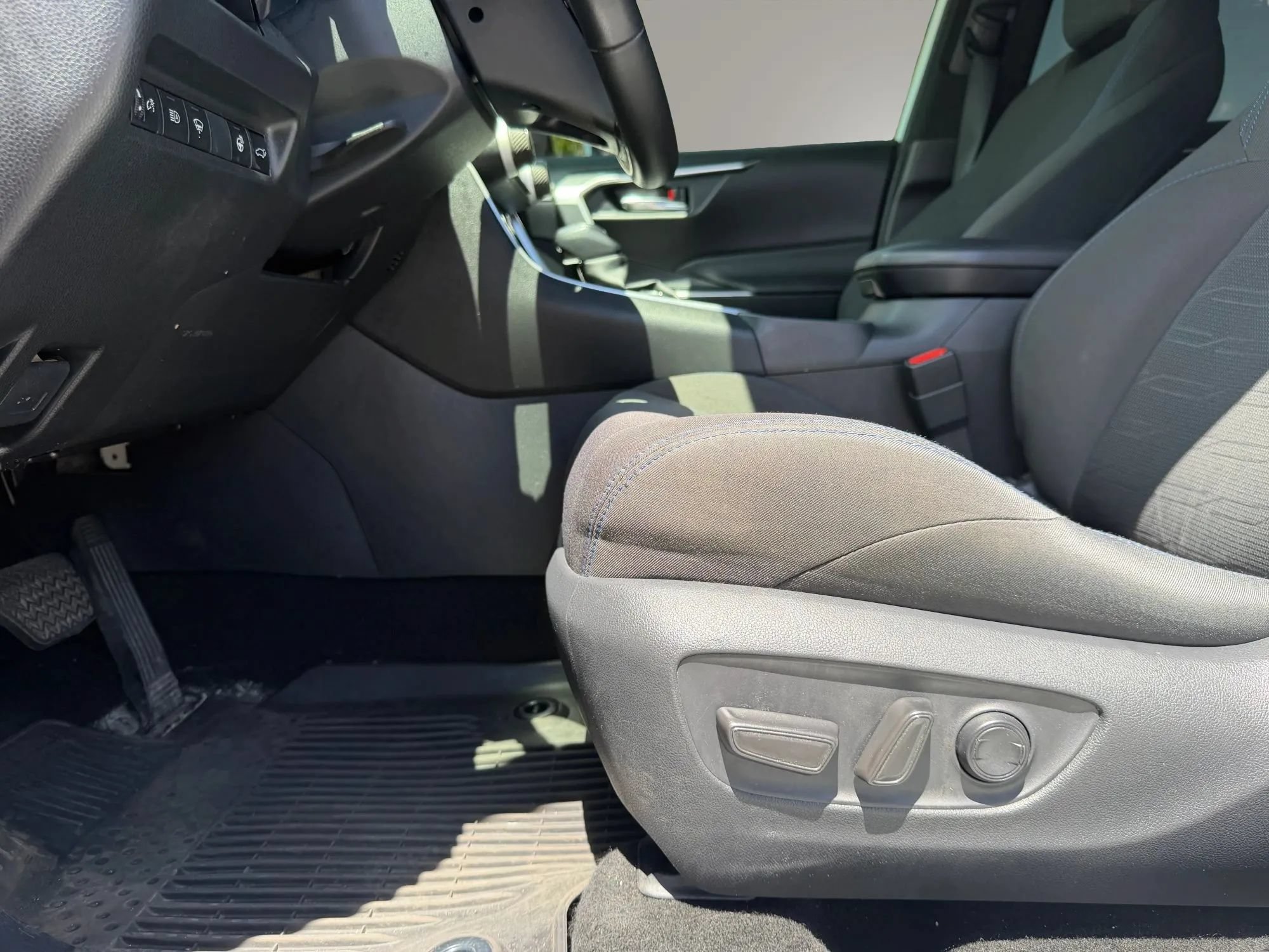 Used 2022 Toyota RAV4 SE w/ Convenience Package AWD/4WD image 18