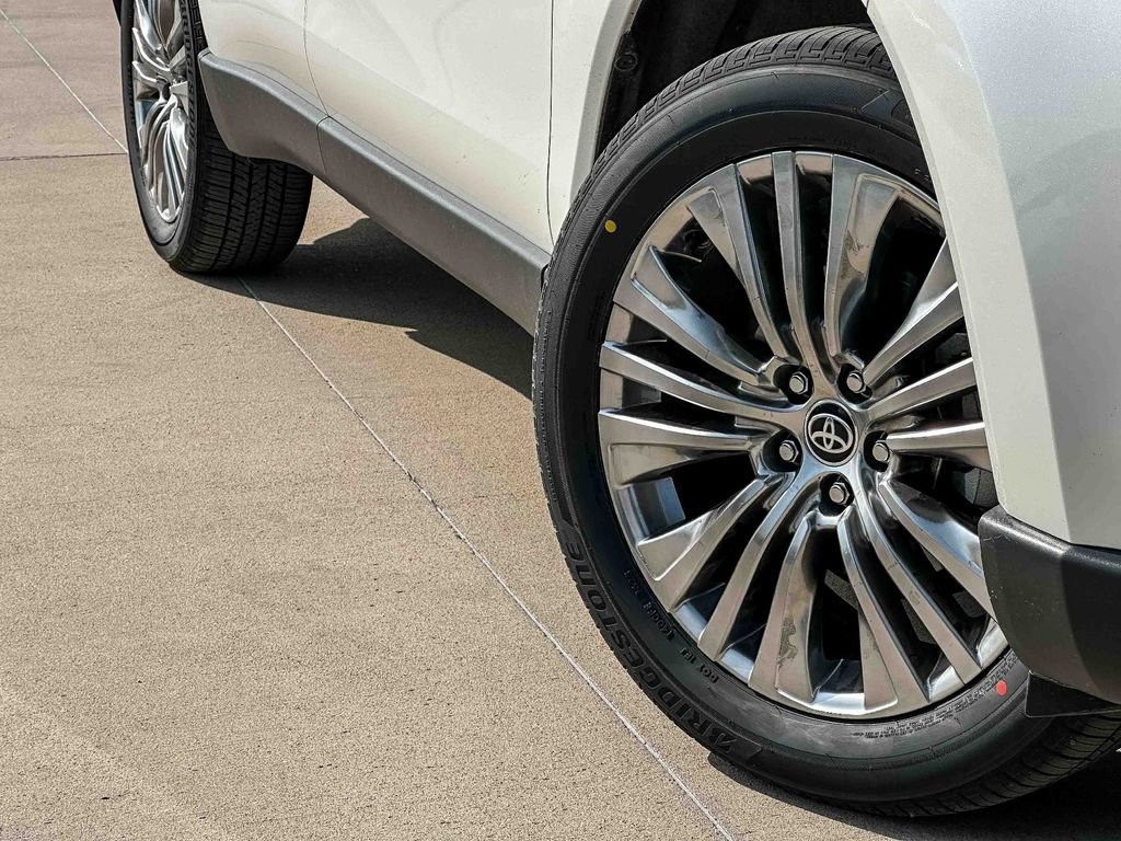 Certified 2021 Toyota Venza Limited w/ Advanced Technology Package AWD/4WD image 9
