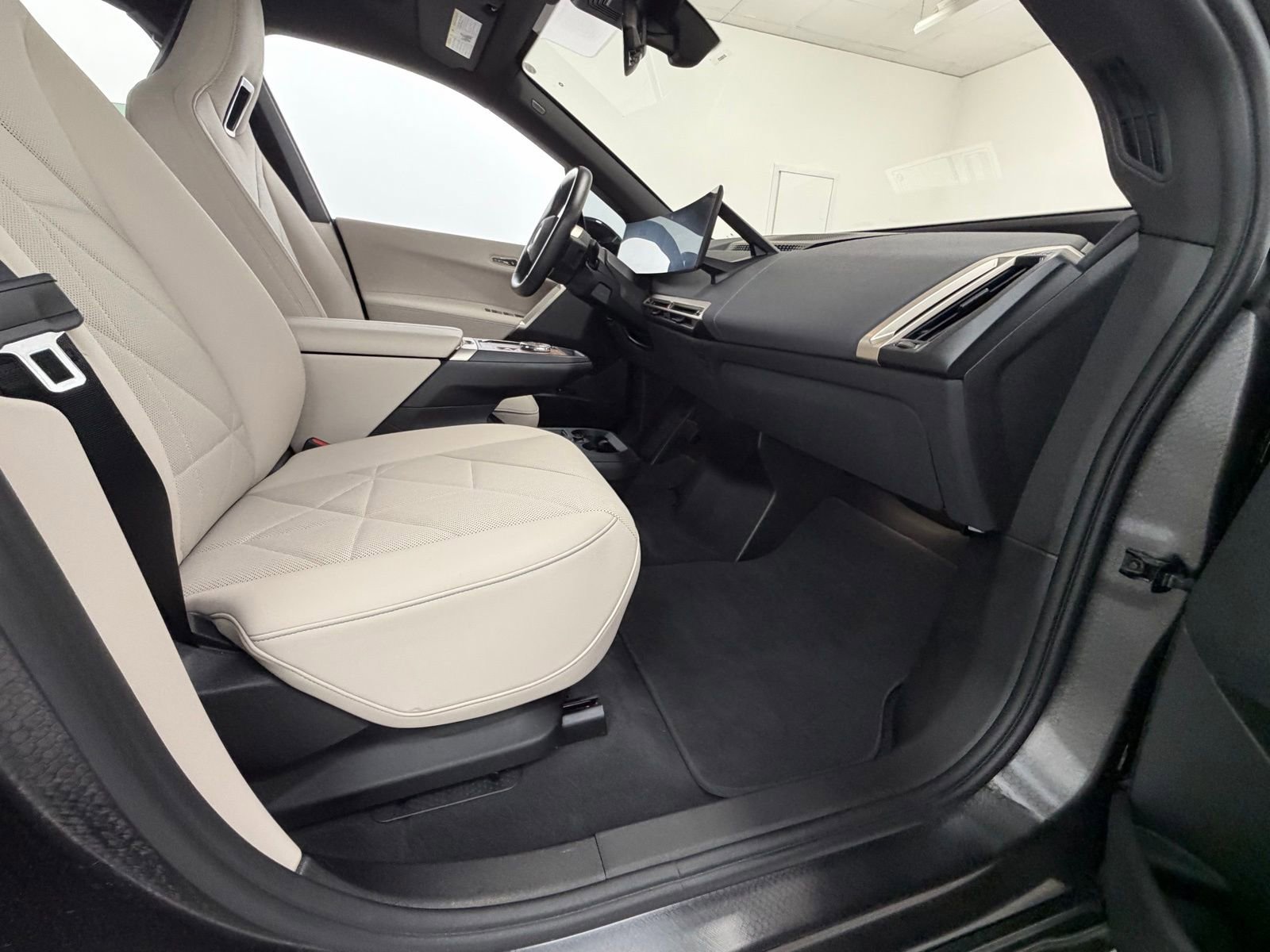 Used 2023 BMW iX xDrive50 w/ Premium Package AWD/4WD image 40