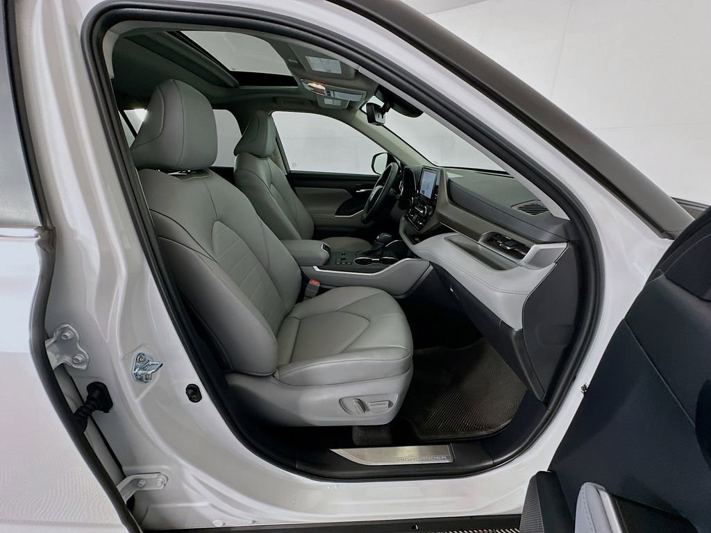 Certified 2026 Toyota Highlander XLE image 30