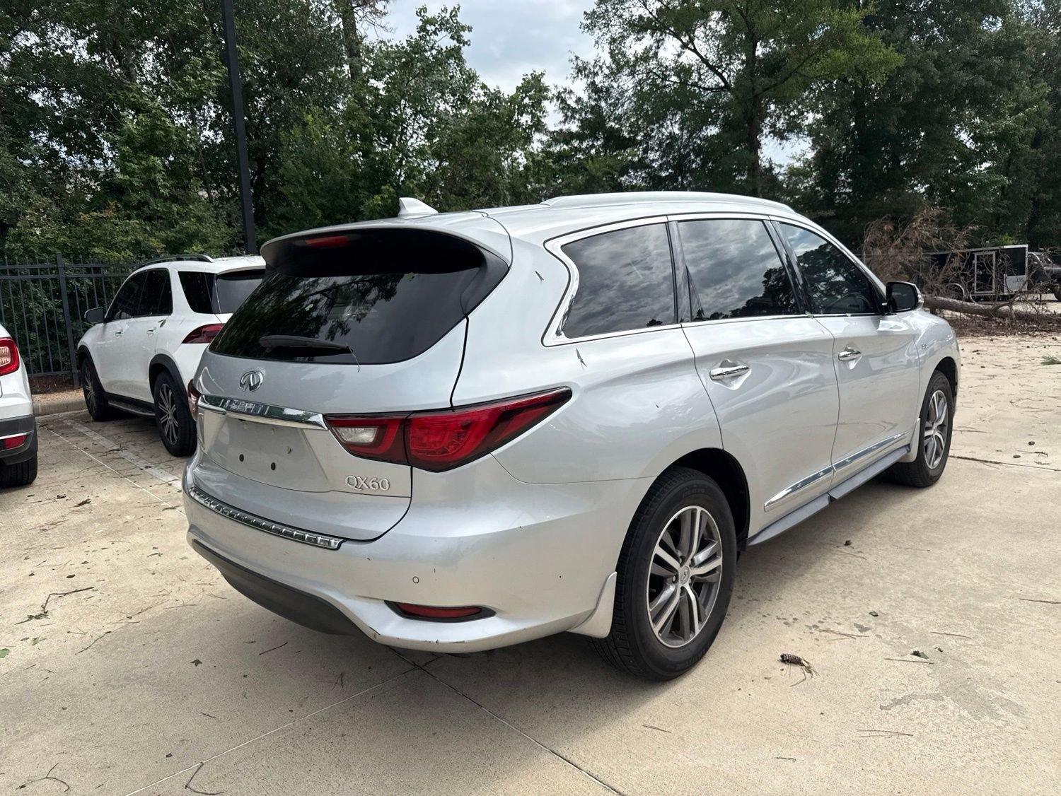 Used 2020 INFINITI QX60 Luxe w/ Essential Package FWD image 4