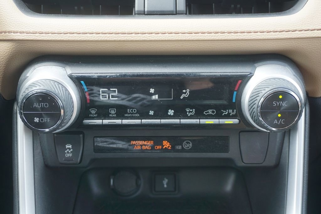 Used 2022 Toyota RAV4 LE AWD/4WD image 10