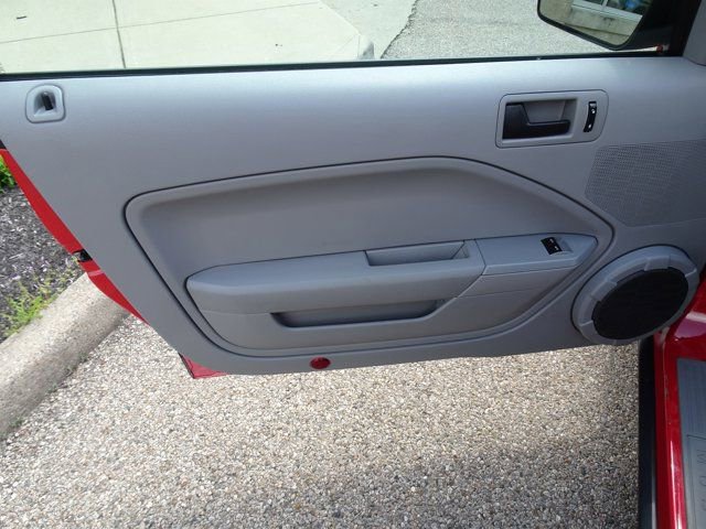Used 2006 Ford Mustang Premium RWD image 9