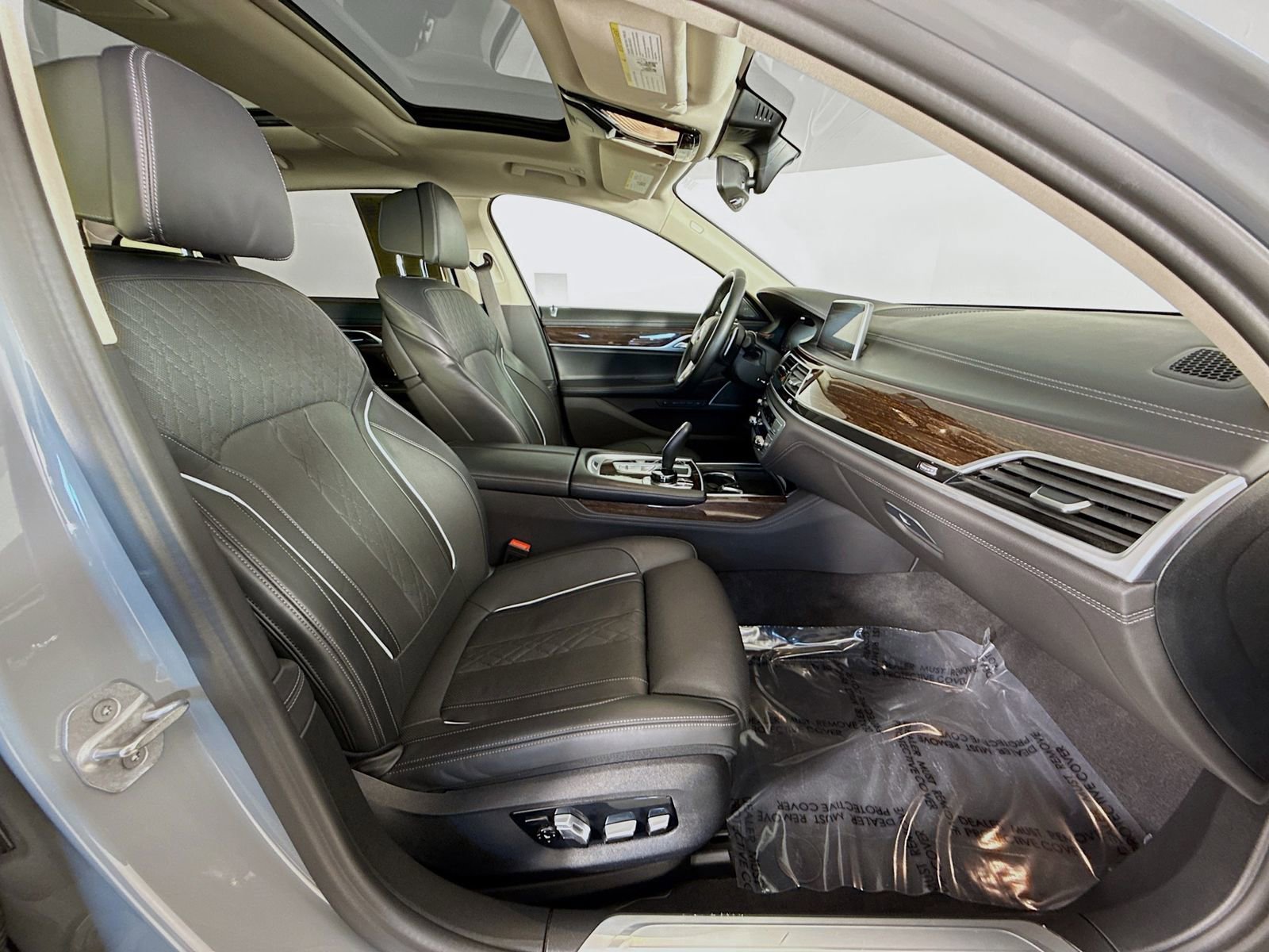 Used 2021 BMW 750i xDrive w/ Executive Package image 30