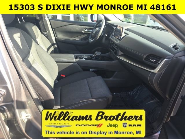 Used 2024 Nissan Rogue SV image 28