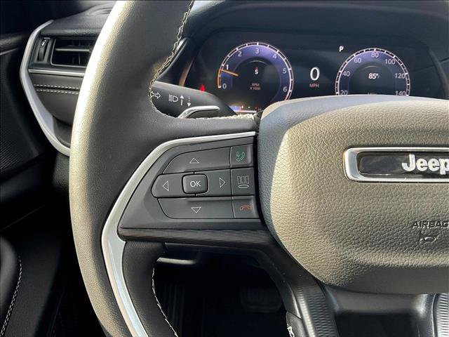 Used 2025 Jeep Grand Cherokee Altitude RWD image 19